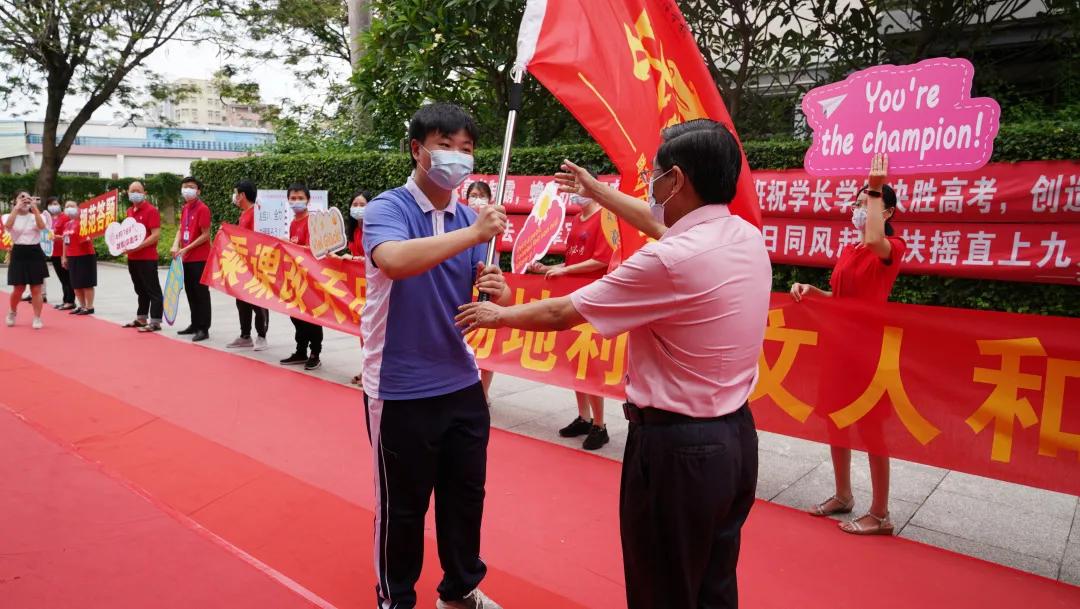 萌娃、萌宠纷纷抢镜!今年高考作文,深圳学生躺赢?