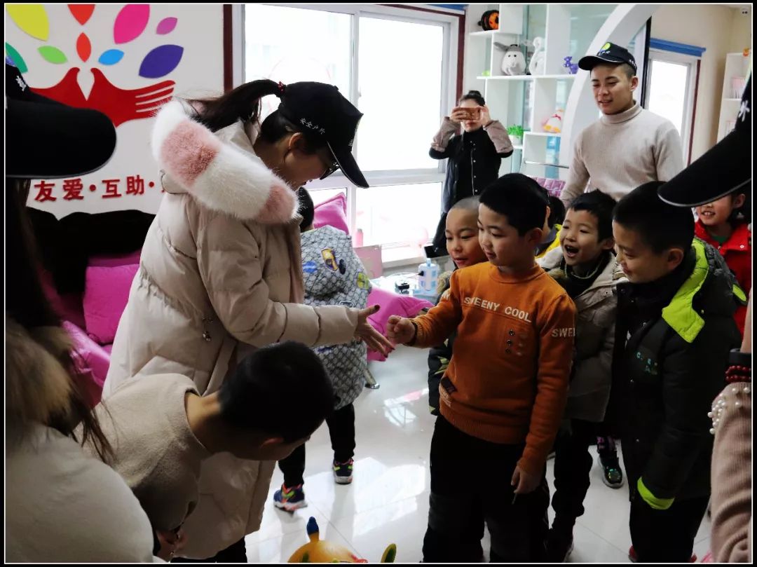 为社区留守儿童辅导功课,心系留守儿童关爱他们成长