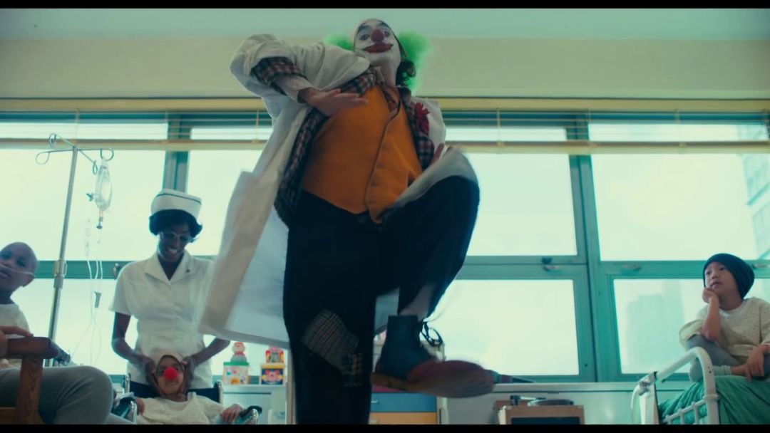 小丑口碑大爆豆瓣评分9,dc新片小丑首曝预告风格黑暗