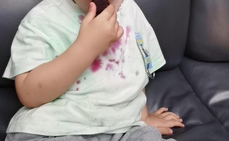 杨梅汁滴到衣服上怎么洗最干净,被杨梅汁染在衣服上洗不去怎么办