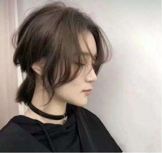 发型设计与颧骨高脸型搭配短发,适合颧骨高脸型的短发