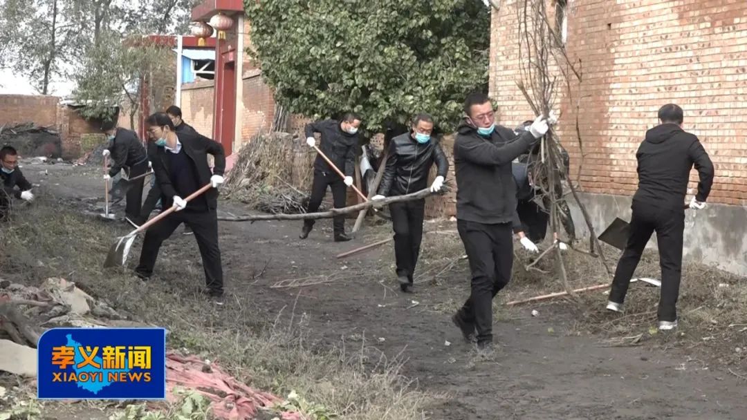 教育系统*党**员教师参加灾后清淤