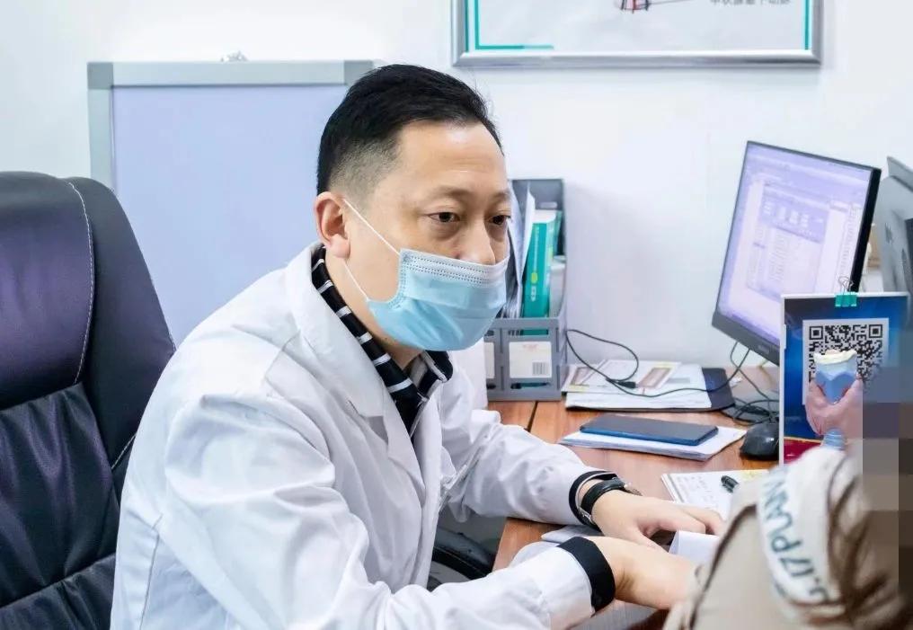 治甲亢吃药吃成甲减,治疗甲亢是动手术还是碘治疗好