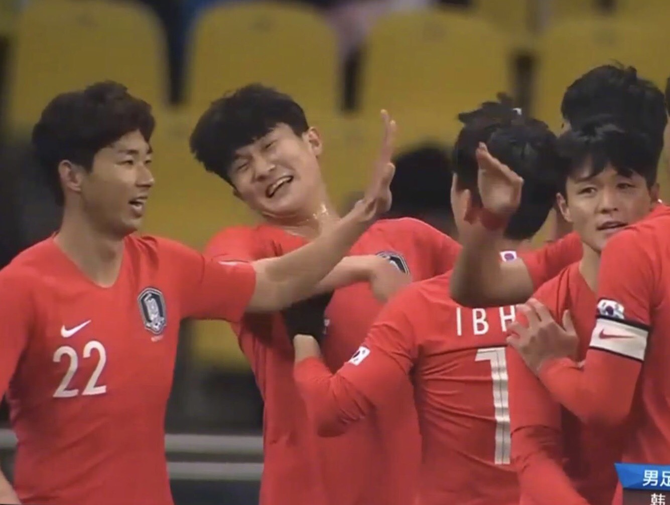 国足0-3韩国后卫解围,国足韩国0-3国足射门