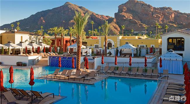 全球十大最美丽的婚礼场地，巴厘岛是与异国情调和诱人的山坡，森林和热带花园举行婚礼的最佳场所之一