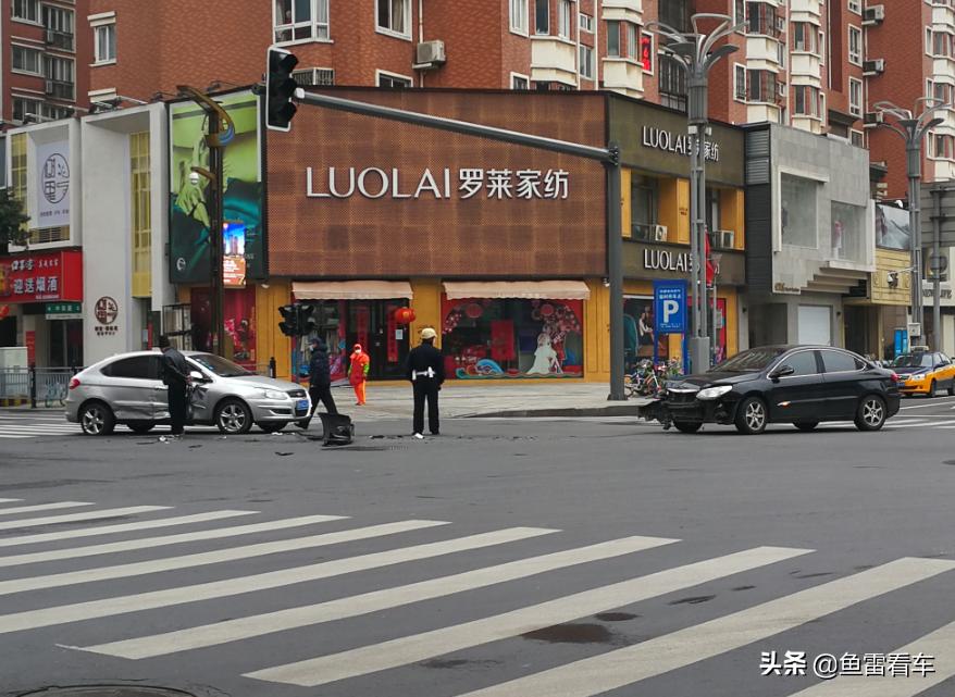 相煎何太急，奇瑞A3三厢撞击两厢，除了破点相，其它无碍