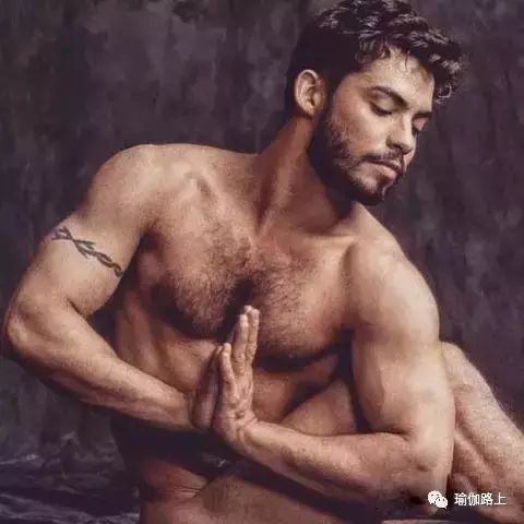 男人裸体瑜伽？一开始我的内心是拒绝的