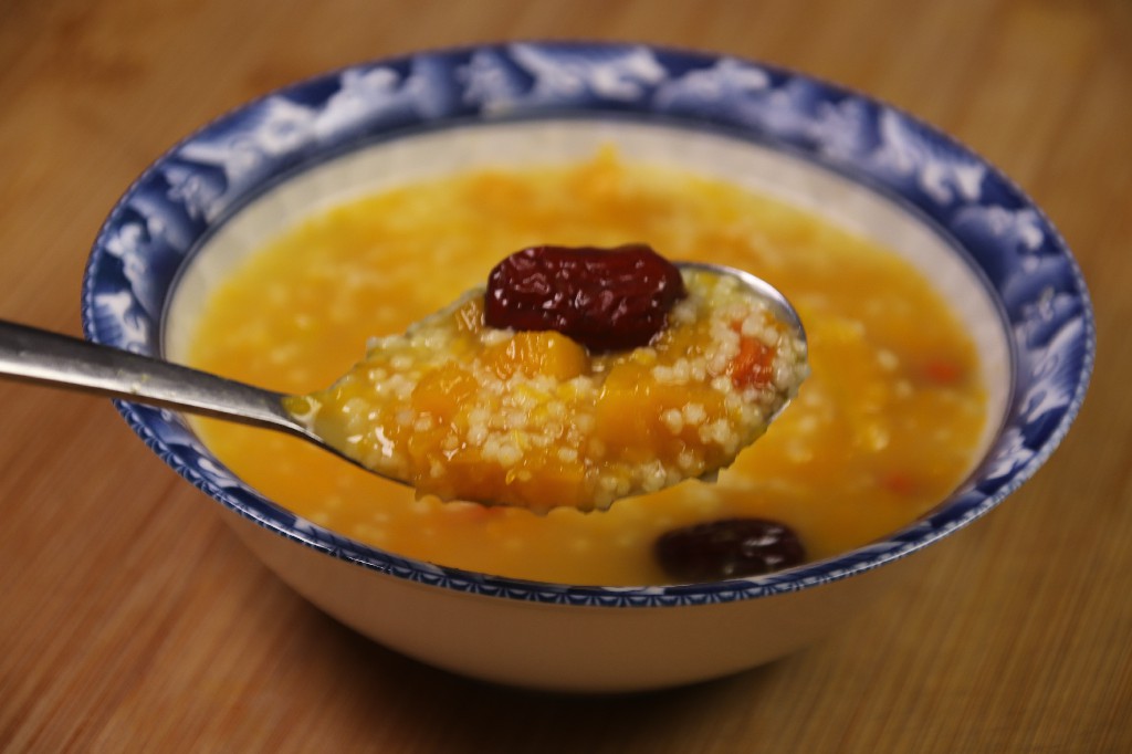 做小米南瓜粥时，多加这一步，小米粥浓稠又香甜，天凉了来一碗