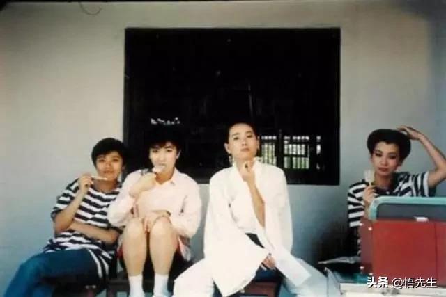 霍金年轻时帅气的照片,霍金年轻时帅照