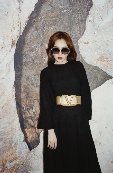 铆钉尖头鞋华伦天奴,华伦天奴高跟鞋铆钉穿搭