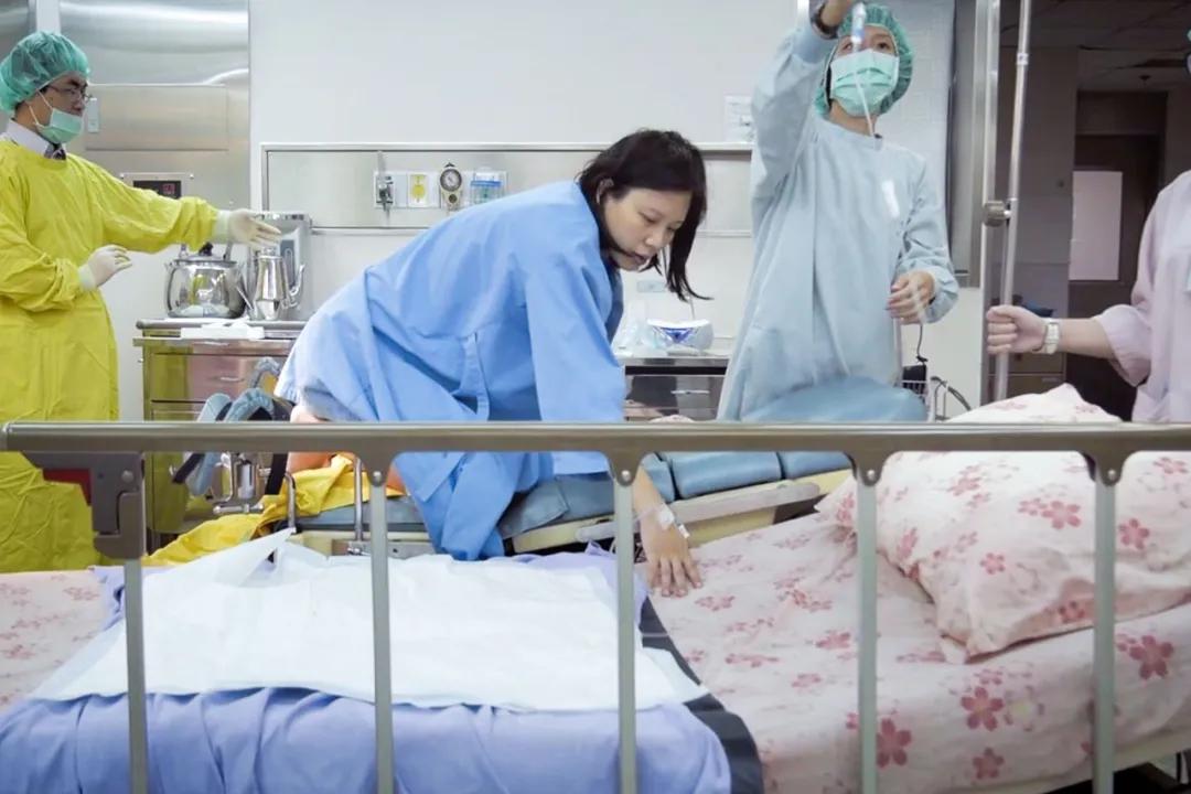 她上传自己水下分娩的片子，百万人观看：我想被温柔以待