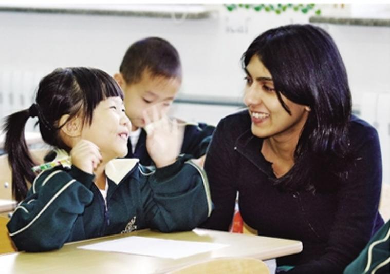 学生上课偷看老师什么原因,小学生偷看学习资料被家长发现