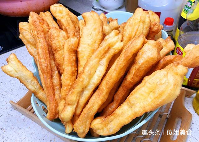 炸油条和面时可以加白糖和鸡蛋吗,面粉炸油条的做法家庭版