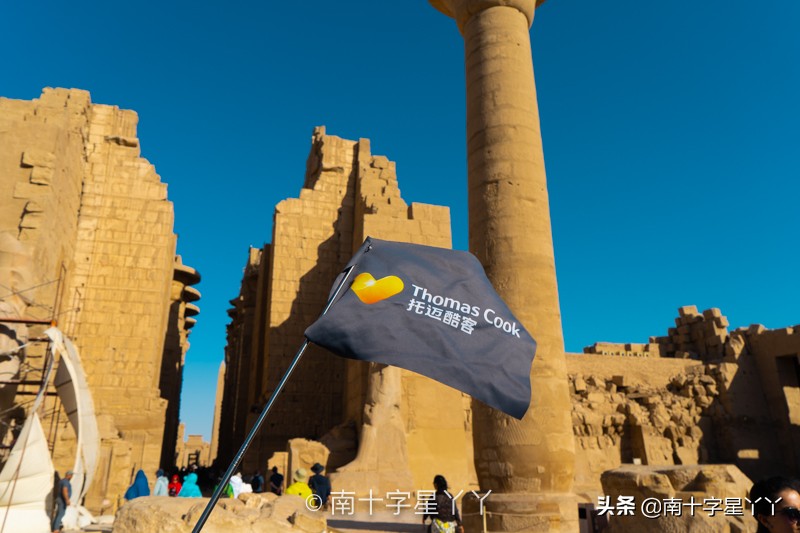 一半沙漠一半海洋图片,一半沙漠一半湖水