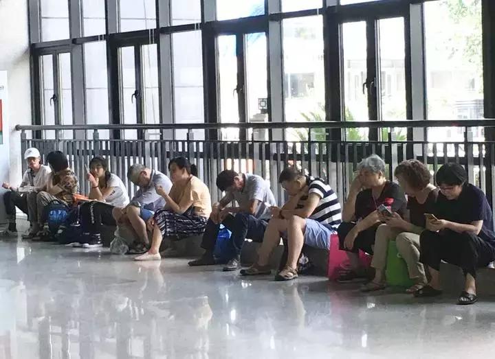 最恨放暑假！杭州陪读12年爷爷吐槽：每天早七晚九，实在受不了