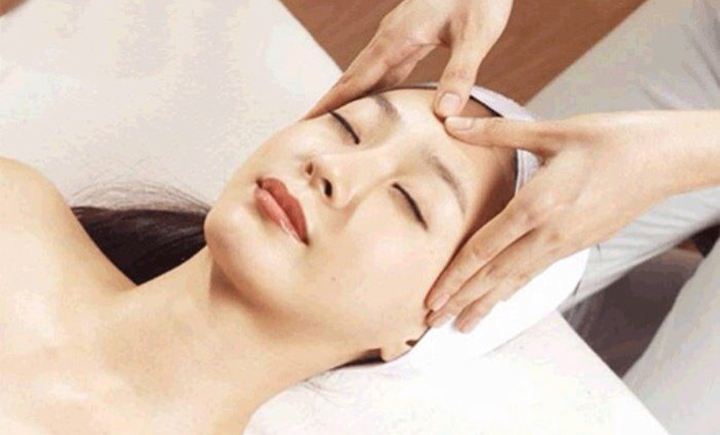 化妆会让皮肤毛孔粗大吗,长期化妆会让毛孔越来越粗大吗