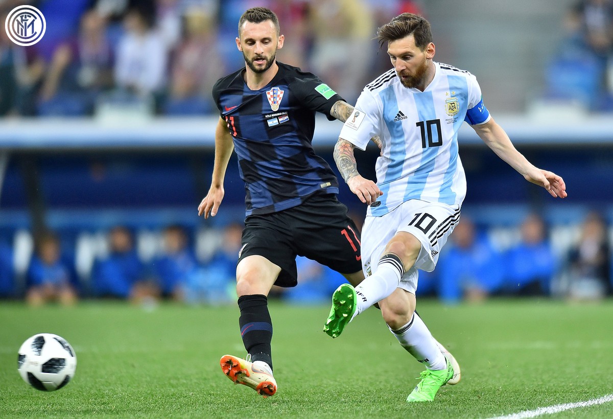 手托下巴、鳄鱼躺，蓝黑中场指挥官在网红路上一去不复返……