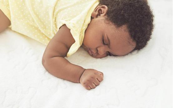 五个月宝宝睡姿趴着像青蛙正常吗,宝宝趴着睡会有什么危害吗