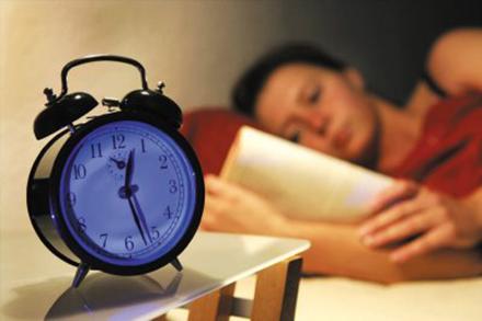 家长们注意了千万别让孩子晚睡,家长晚睡影响孩子智商