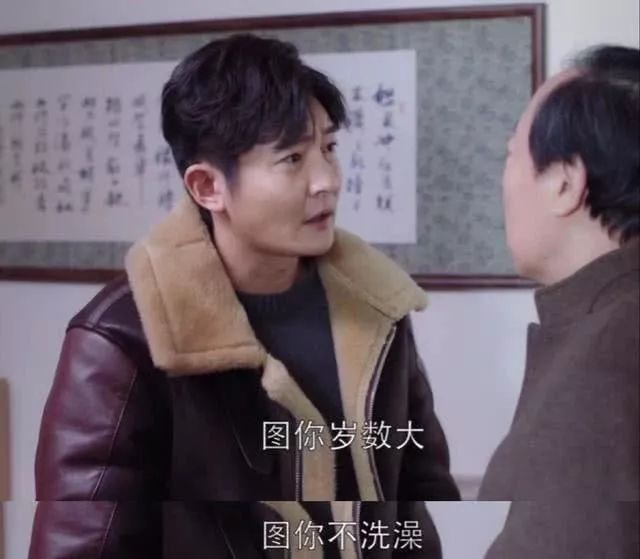 这位抠脚大汉,你下面......不痒吗?