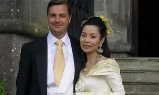 天津女孩恋外国“抠门”小子,见家长才发现,男方拥有6千平豪宅