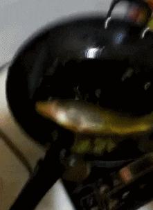 搞笑gif女人结婚前和结婚后的差别,新娘害羞蒙脸搞笑视频