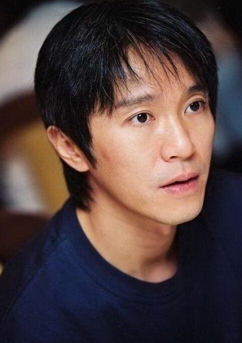 周星驰白发落泪视频,周星驰满头白发