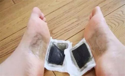 足贴变黑真的排湿气吗知乎,网上的足贴真的能排毒吗