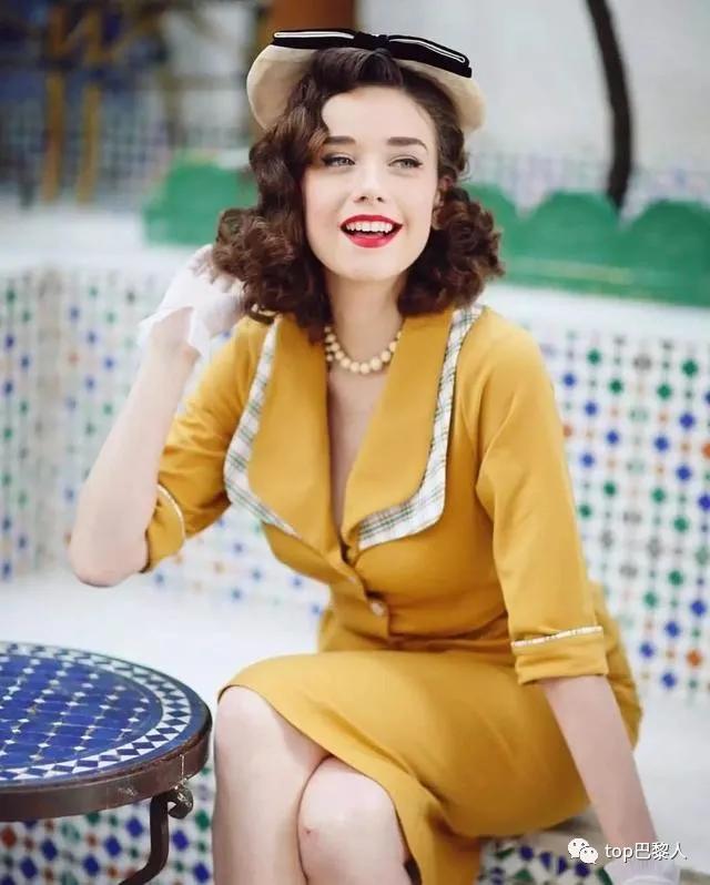 E*杯罩**,小蛮腰,复古装,这个法国小姑娘引发了一阵舔屏狂潮!