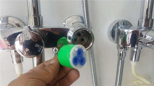 淋浴的开关氧化漏水怎么修补,淋浴开关怎么安装不漏水