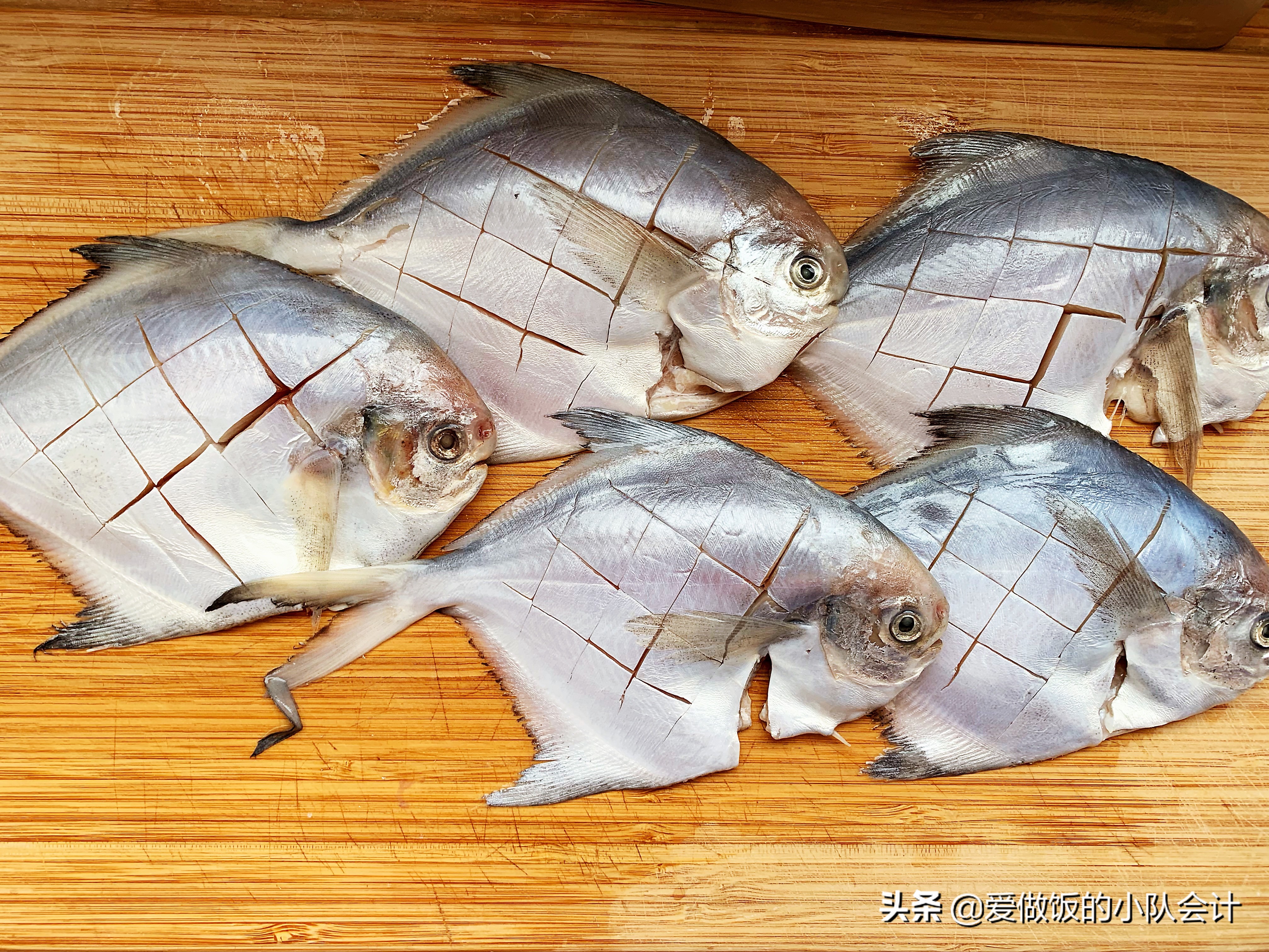 鲳鱼表面的粘液是怎么洗,鲳鱼怎么做好吃又简单还没腥味