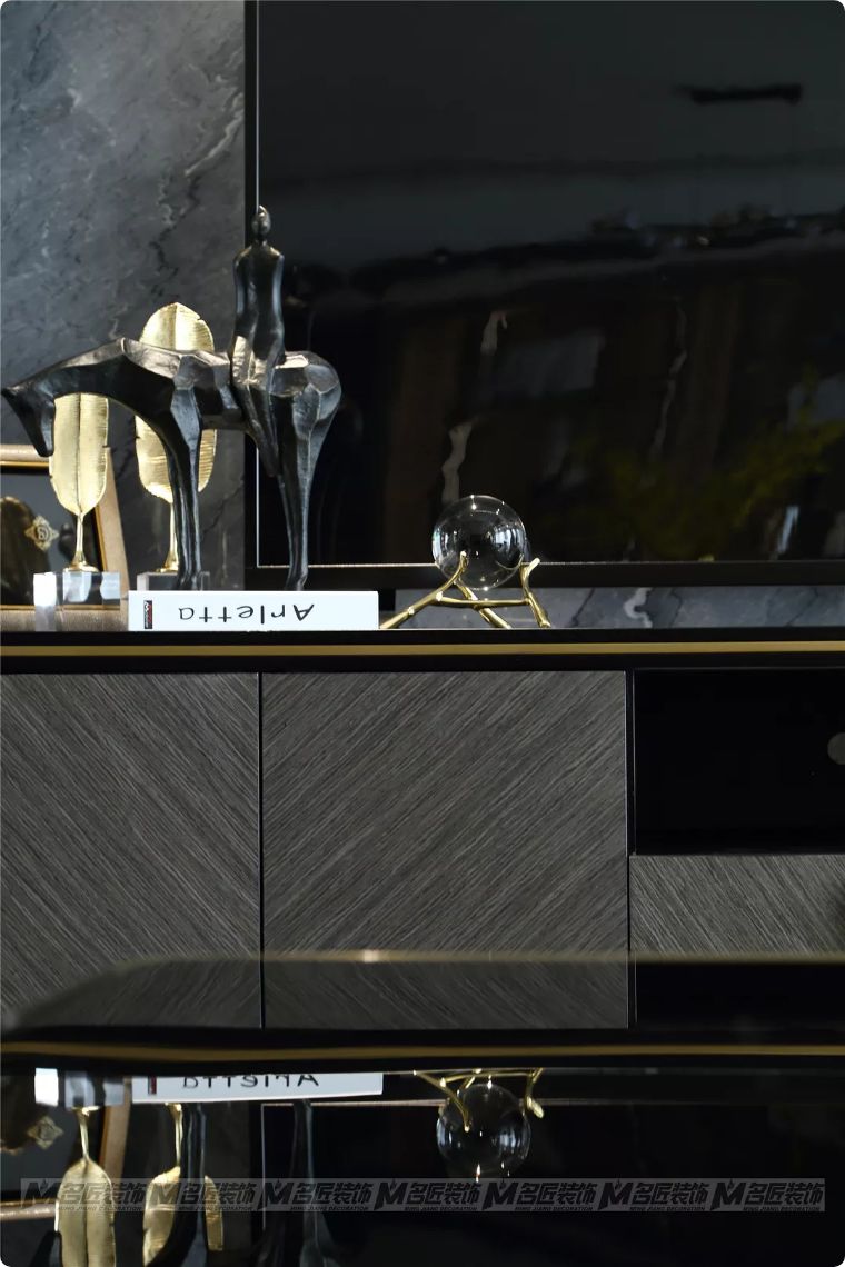 有钱人看不上眼的横厅，在他这里却变成了贵气的中式宫廷