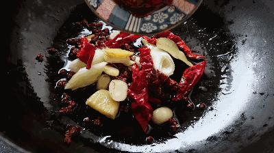 中国小有名气的酱，郫县豆瓣酱为何能被大众所喜爱？川菜不能没它