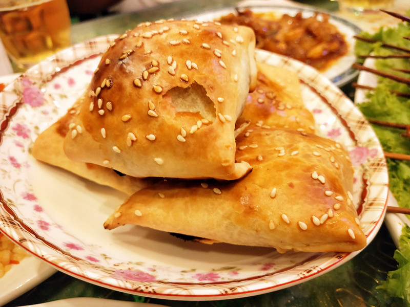 外媒首推京城*疆新**菜餐厅,东四胡同里的弯弯月亮