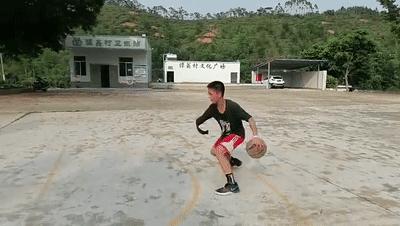 独臂少年在广东宏远俱乐部打球,独臂少年来到广东宏远训练基地