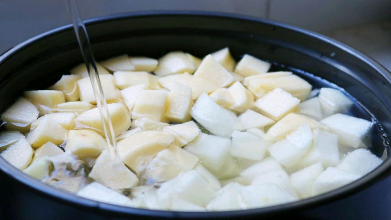 自己做水果糖水，甜甜的味道真好喝，没有添加更健康