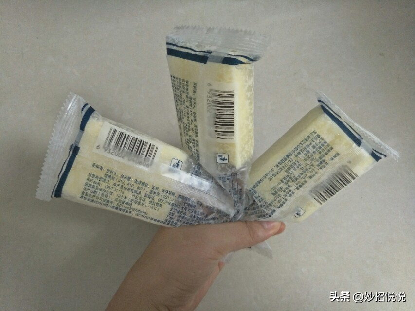 冰淇淋硬怎么变软,冰淇淋冻得太硬怎么办