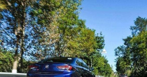 别克君威gs矩阵式大灯夜晚效果,别克君威gs是高配吗