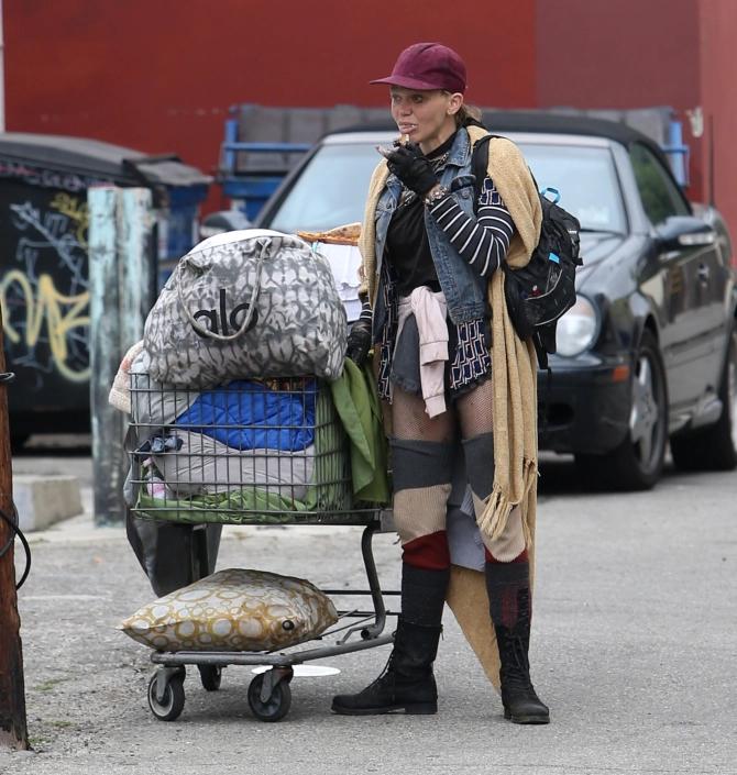 美艳名模沦为脏臭流浪汉,名模沦为流浪汉