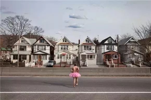 穿着15年的蓬蓬裙的中年男人,粉色蓬蓬裙穿了14年