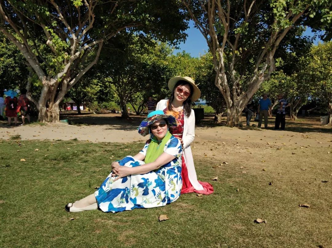 中国大妈旅游标配动作合集,中国大妈旅游拍摄姿势