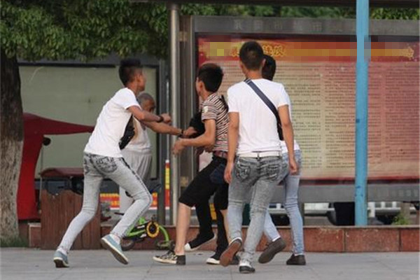 青春期的男孩容易做这4件事，如果没做会很省心，有学霸潜力