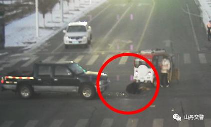 三轮电动车闯红灯，砰砰砰！被撞还全责！