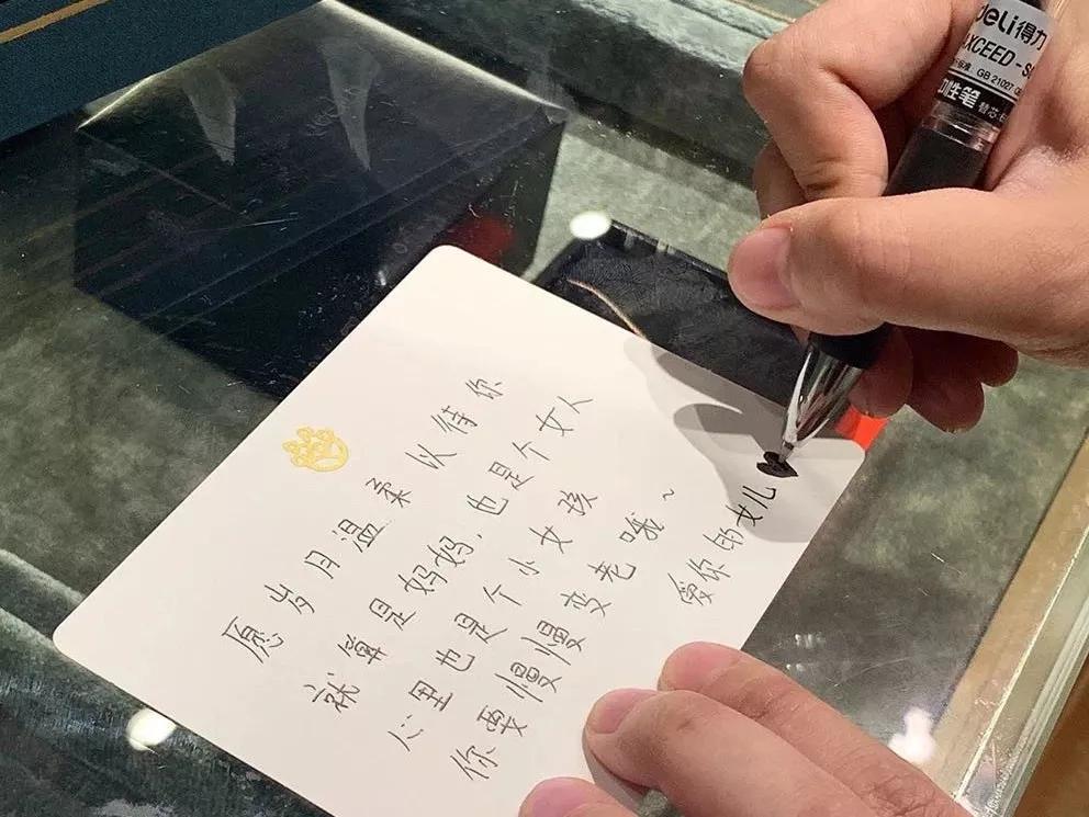 prada跟nike联名海报,pradanike合作款