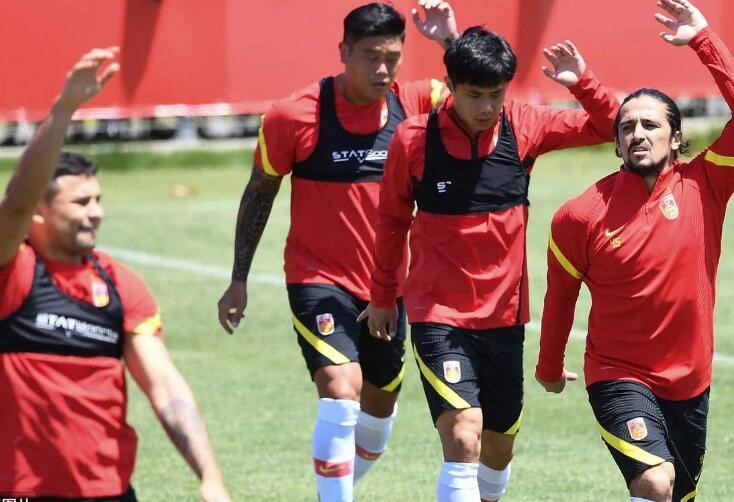 无可奈何，连越南也来讽刺中国足球，直言重金邀请归化球员不实际