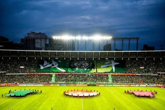 韦世豪上港鲁能谢场,韦世豪为成都队攻入首球