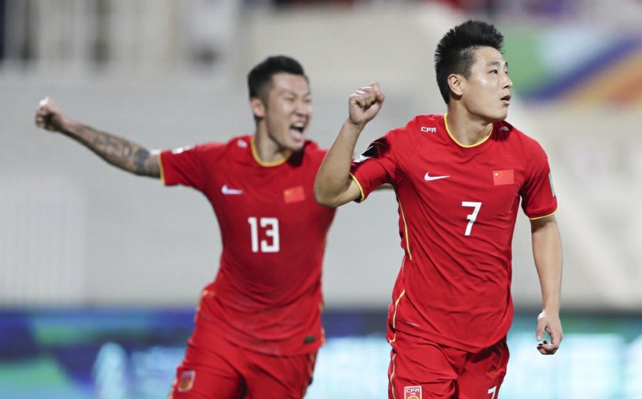 喷完一通，安然入睡！李铁醒来不忘“发广告”，800万年薪真好挣