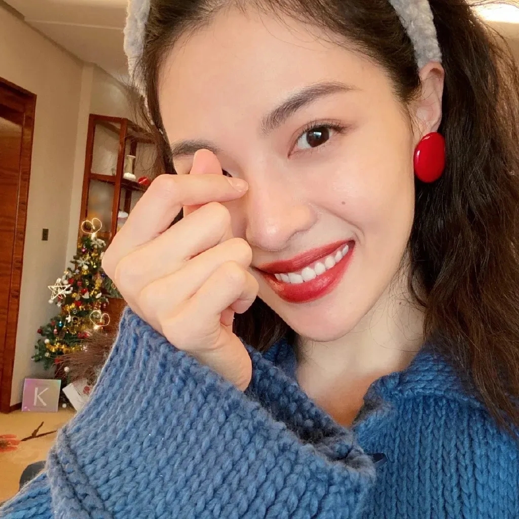 钟楚曦代言的零食,钟楚曦王霏霏西服撞衫