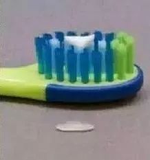 宝宝嘴里有白色的小点叫什么,一个月宝宝口腔上颚白色的是什么