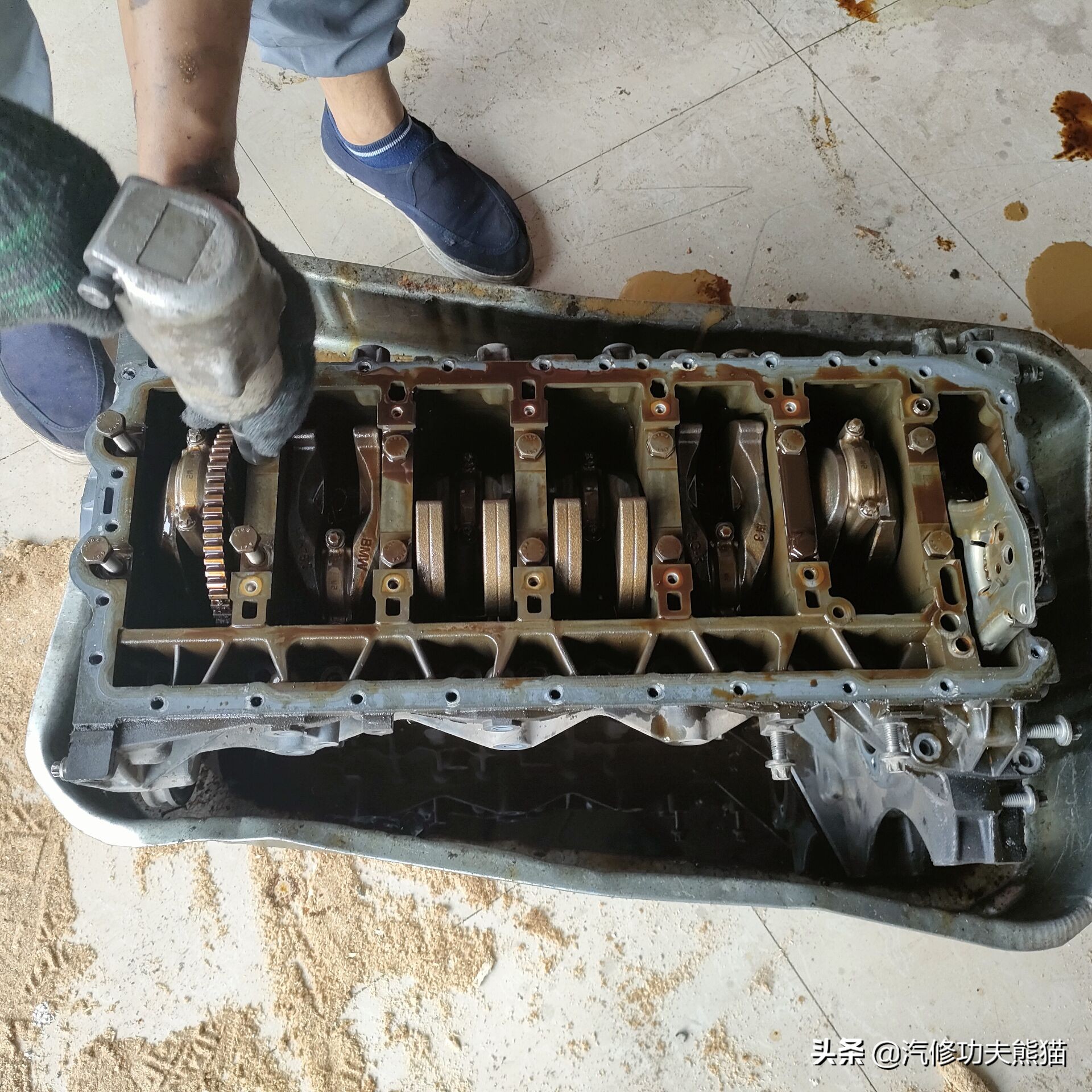 宝马e90325i2007款,宝马e90漏机油通病